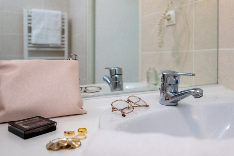 Bathroom 4, Nemea Appart hotel Nancy Home Suite, Meurthe-et-Moselle