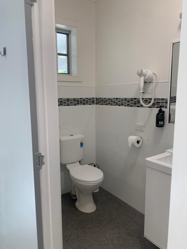 Bathroom 3, Ocean Shores Motel, Byron