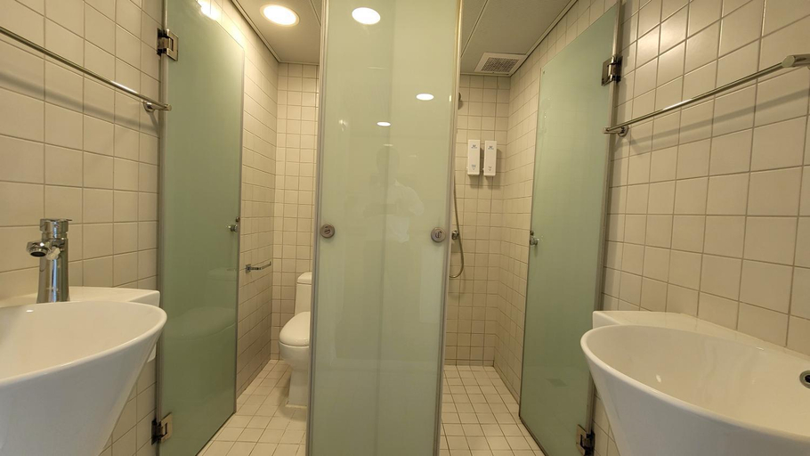 Bathroom 5, Grand Bay View Hotel & Resort, New Territories