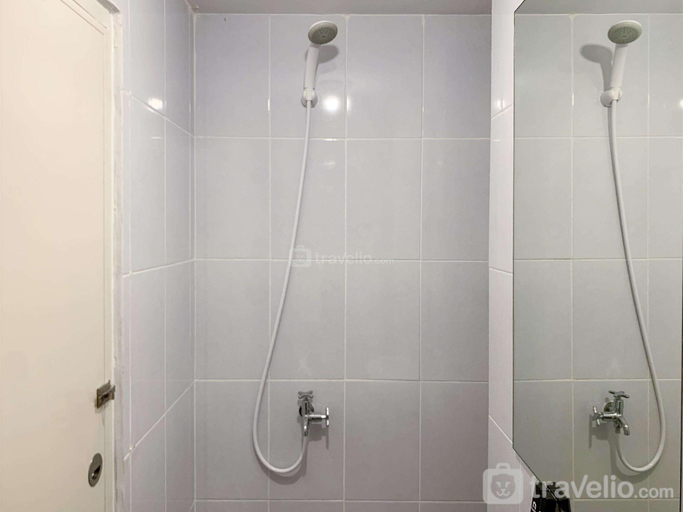 Bathroom 2, Studio Design at Tokyo Riverside PIK 2 By Travelio, Tangerang