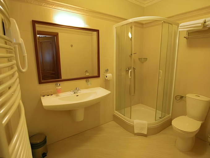 Bathroom 12