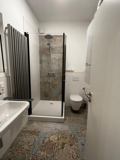 Bathroom 3, Lisboa: Messe-/Business-/Ferienwohnung, Mettmann