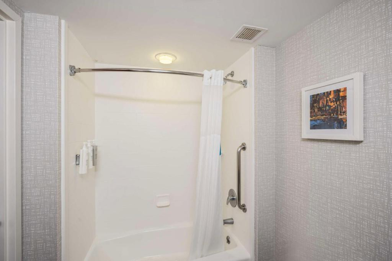 Bathroom 4, Hampton Inn Ridgefield Park, Bergen