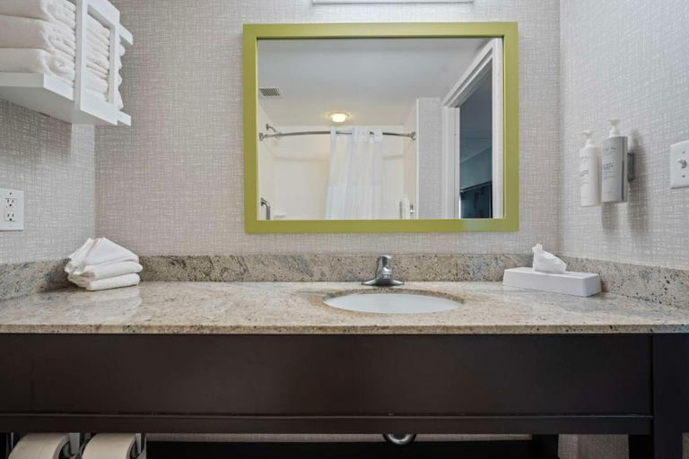 Bathroom 4, Hampton Inn Ridgefield Park, Bergen