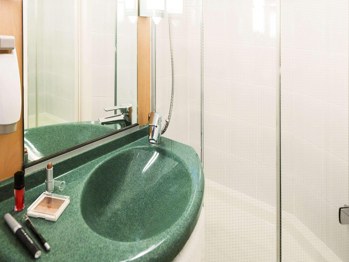 Bathroom 5, ibis Gent Centrum Opera, Oost-Vlaanderen