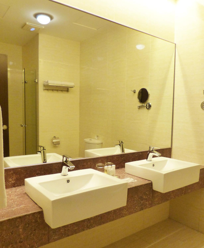 Bathroom 10