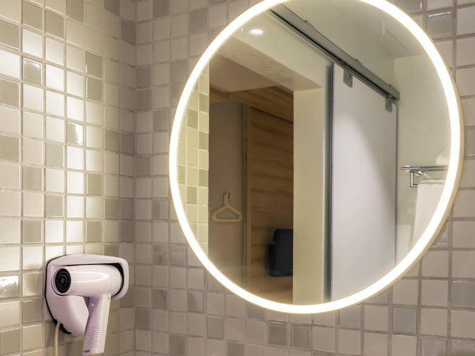 Bathroom 16