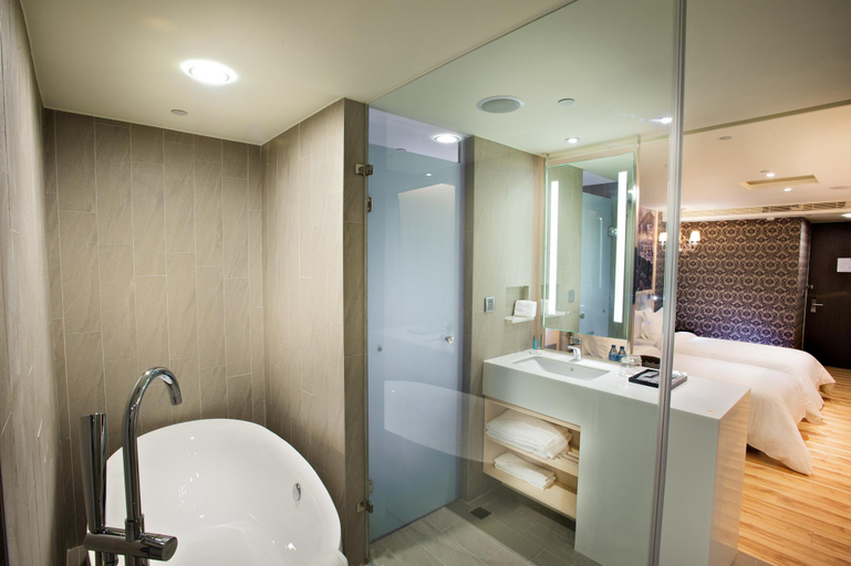 Bathroom 4, FX Hotel Tainan Minsheng Rd, Tainan