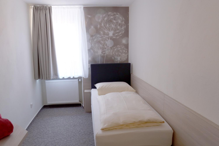 Bedroom 2, Hotel Waldoza, Kusel