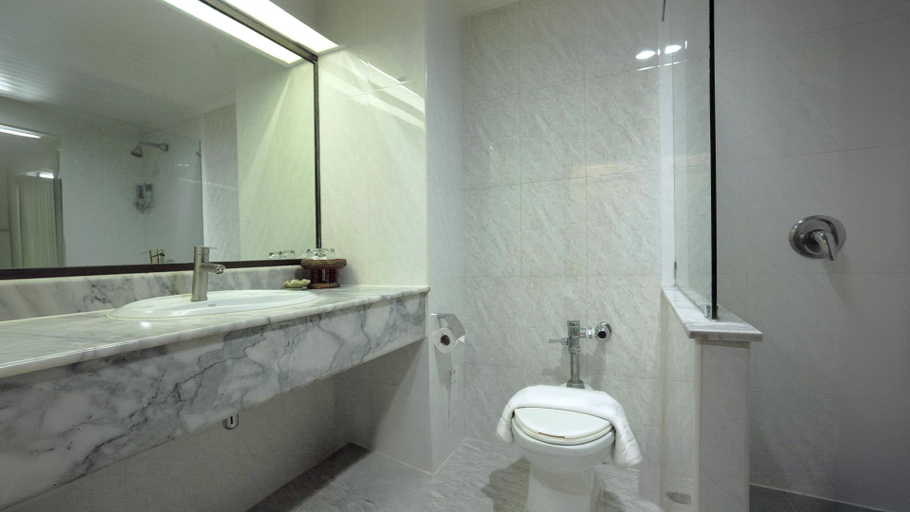 Bathroom 18