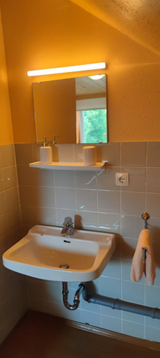 Bathroom 2, Alb Rooms - Einfache, gepflegte Zimmer auf der Schwabischen Alb, Esslingen