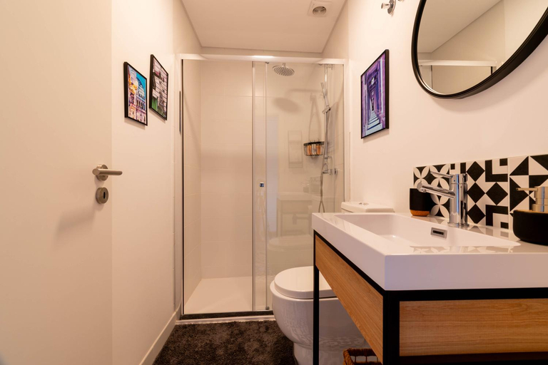 Bathroom, 7Min to Uni Se-Velha - AC - Work Desk - 300MBs WiFi - Suite 1, Coimbra