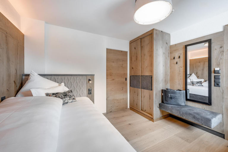 Bedroom 3, Hotel Rossle Superior, Landeck