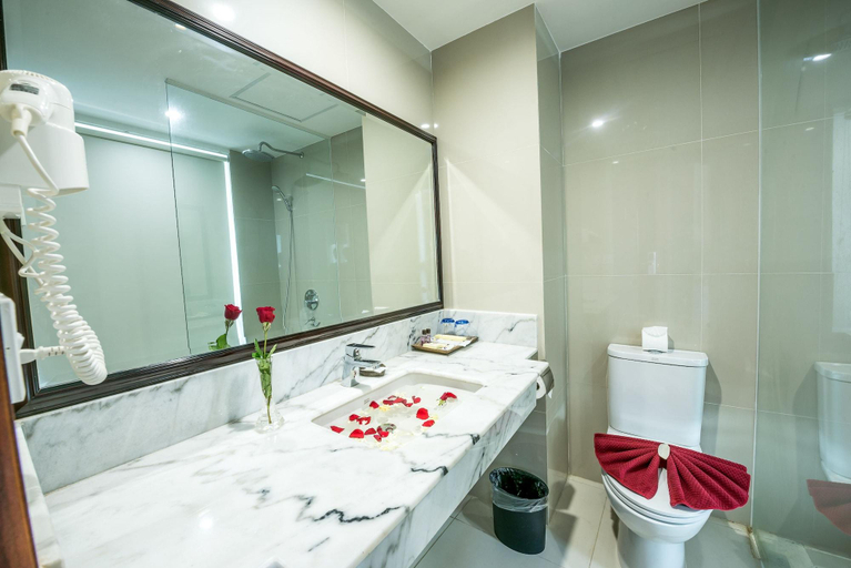 Bathroom 5, Ohana Phnom Penh Palace Hotel, Phnom Penh