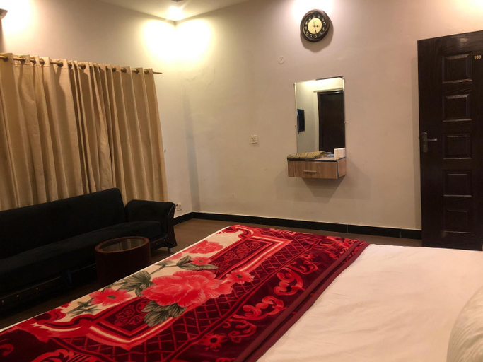 Others 4, Defence Mark Hotel, Lahore