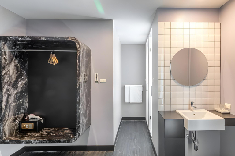 Bathroom 4, CheQinn Hostel - Sukhumvit 4 Nana Plaza, Khlong Toey