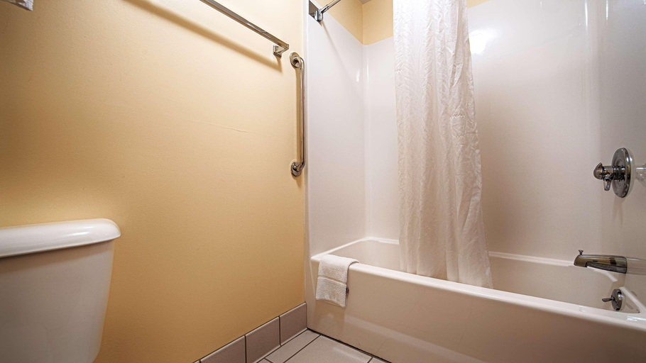 Bathroom 4, Best Western B. R. Guest, Muskingum