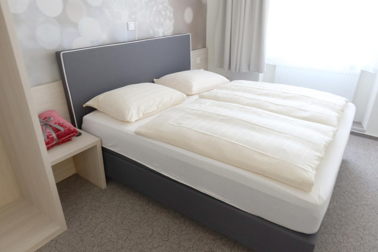Bedroom 4, Hotel Waldoza, Kusel