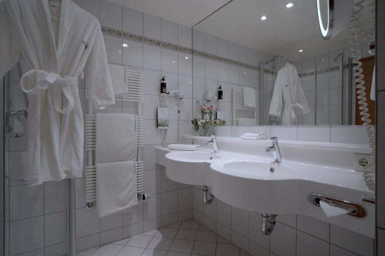 Bathroom 4, Berghotel Jägerhof, Ravensburg