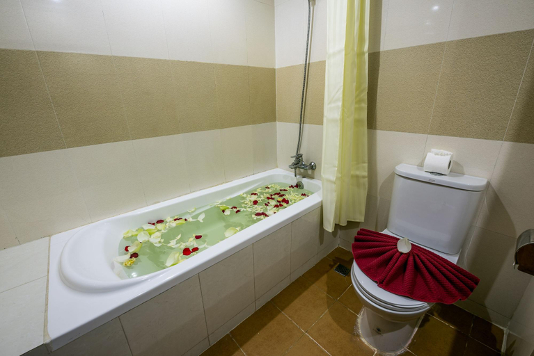 Bathroom 5, Ohana Phnom Penh Palace Hotel, Phnom Penh