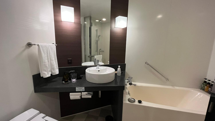 Bathroom 10