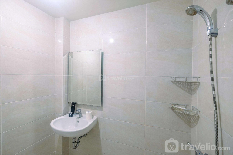 Bathroom, Comfort 1BR Apartment at Mustika Golf By Travelio, Cikarang