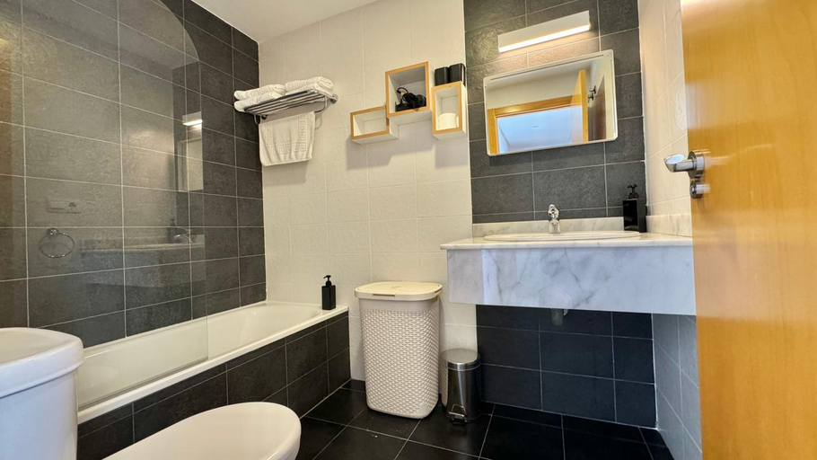 Bathroom, High-rise apartment with private terrace: floor 37, Alicante