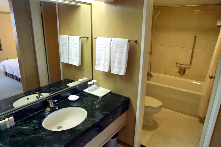 Bathroom 5, [Agoda Pick] Commodore Hotel, Dong