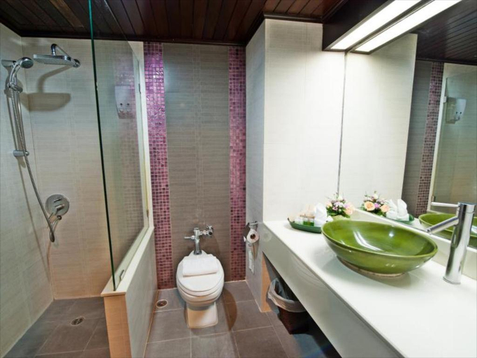 Bathroom 9