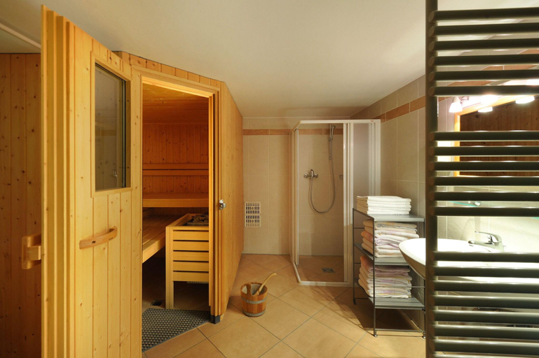 Others 5, Hotel Victoria, Lausanne