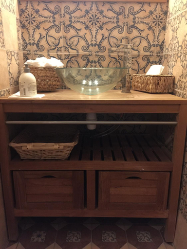 Bathroom 3, violette, Gironde