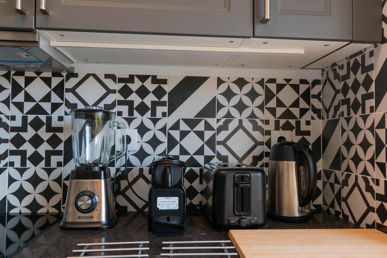 Others 3, 7Min to Uni Se-Velha - AC - Work Desk - 300MBs WiFi - Suite 1, Coimbra