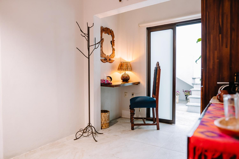 Facilities 5, La Casa Carlota, Del Centro
