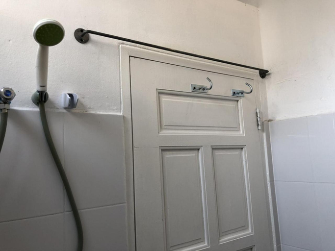 Bathroom 4, Ploy Hostel, Phra Nakhon