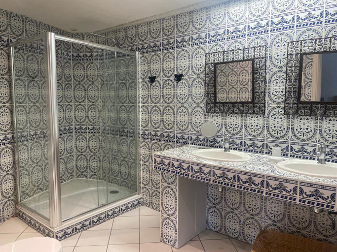Bathroom 5, Chambres privees dans Maison en Provence, Bouches-du-Rhône