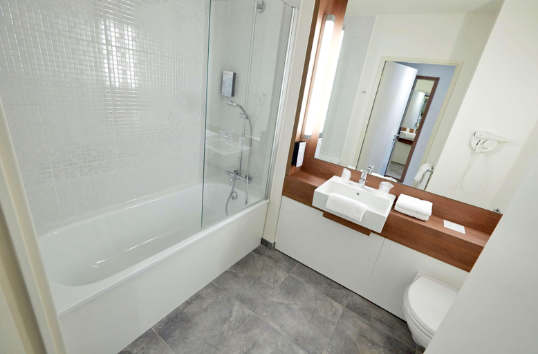 Bathroom 4, Campanile PRIME - Marne-la-Vallée - Torcy, Seine-et-Marne