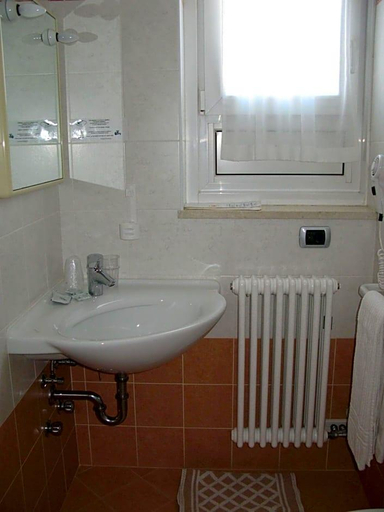 Bathroom 5, Alphotel Milano, Trento