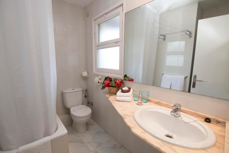 Bathroom 3, Hotel Yola, Tarragona