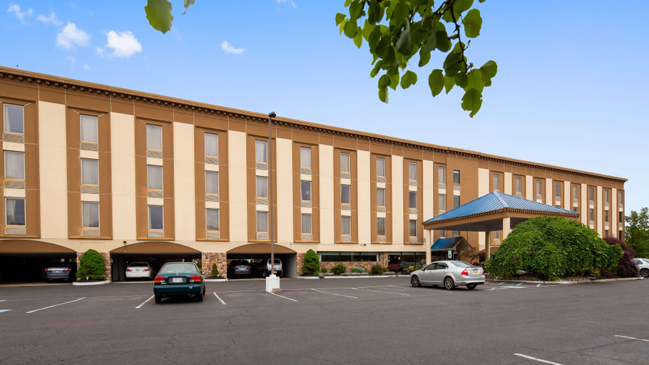 Exterior & Views 2, Fort Washington Inn, Montgomery