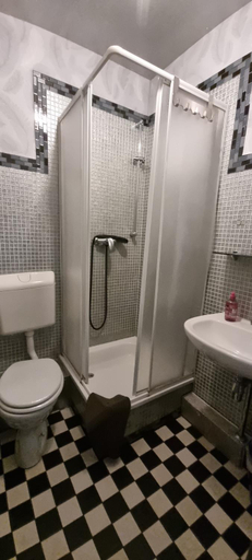 Bathroom 1, Hostel Kiezbude, Hamburg