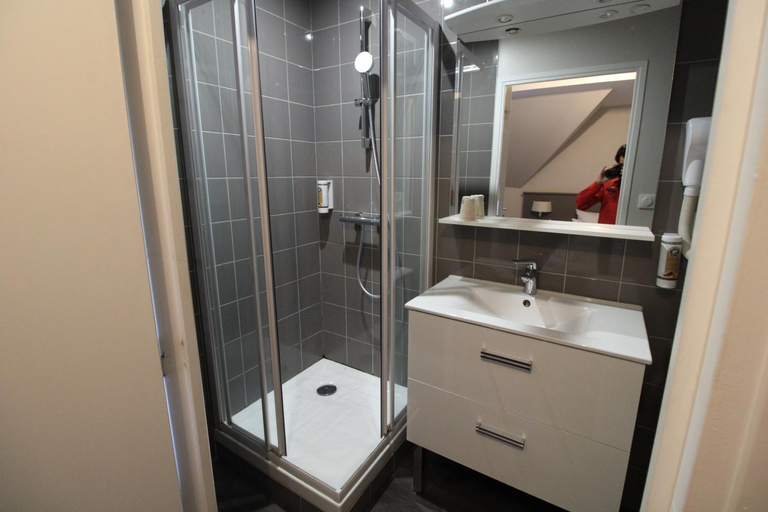 Bathroom 4, Hotel Casabianca, Allier