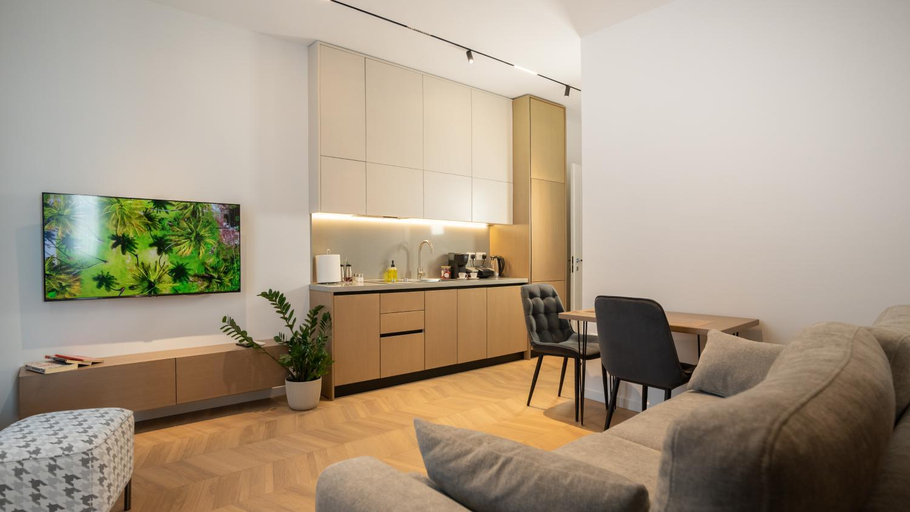Others 5, Albani's Apartment, Tiranës