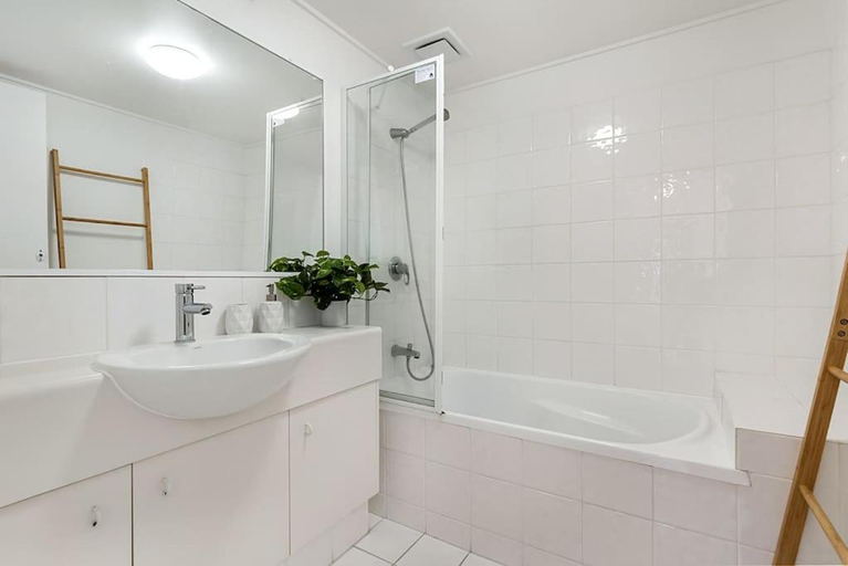 Others 5, Coastal Escape ~ views, rooftop terrace & jaccuzi, Maroochy - Coastal North