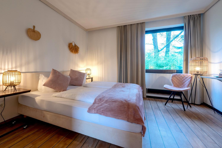 Bedroom 3, Hotel Waldkur, Leer