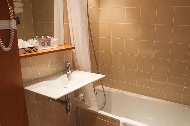 Bathroom 5, Kyriad Rennes Nord, Ille-et-Vilaine
