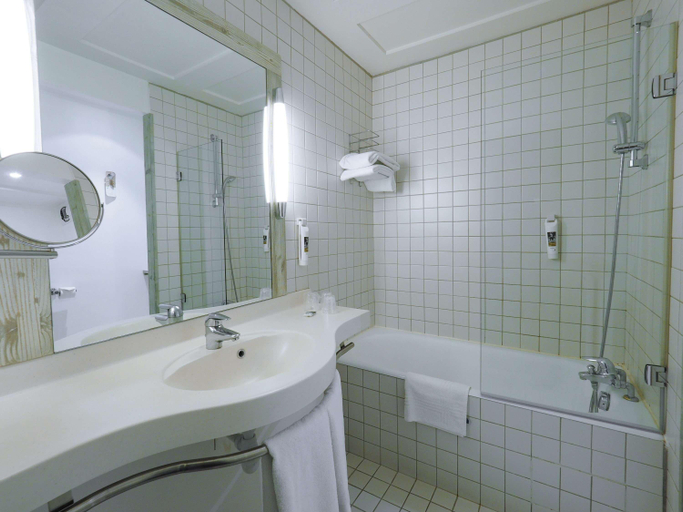 Bathroom 5, Mercure Millau Hotel, Aveyron