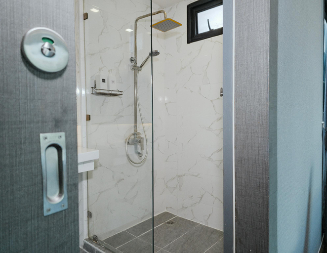 Bathroom 11
