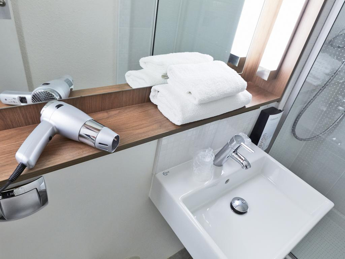Bathroom 4, Campanile Saint-Etienne Villars, Loire
