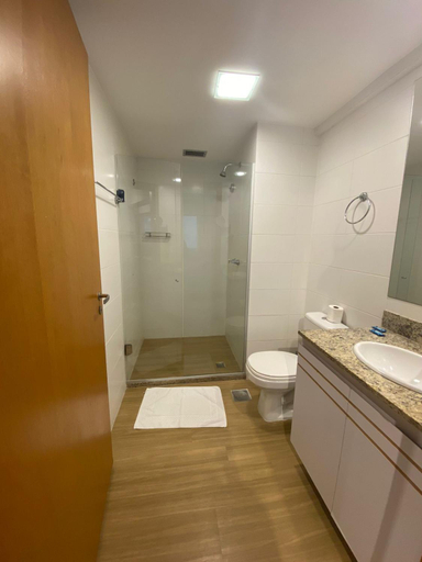 Bathroom, Apartamento moderno e aconchegante com vista para a Esplanada, Brasília
