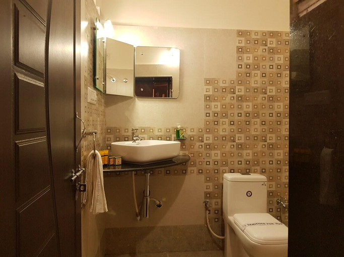 Bathroom, KSTDC Hotel Mayura Vijayanagara, Bellary